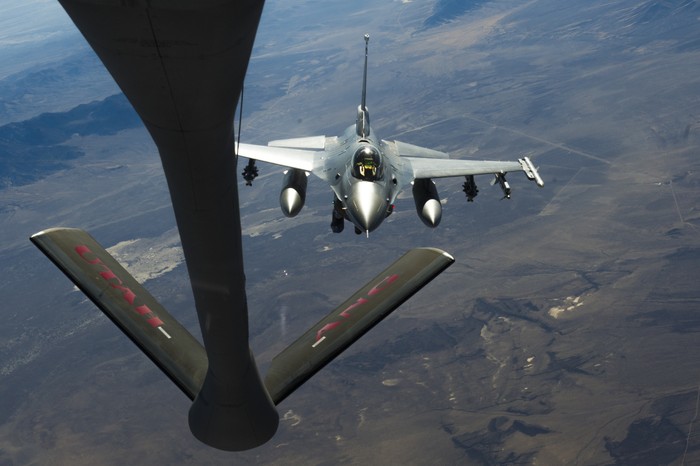 Máy bay vận tải tiếp dầu trên không KC-135R Stratotanker đang bơm nhiên liệu cho tiêm kích F-16 Falcon của Không quân Mỹ thuộc phi đoàn iêm kích Viễn Dương số 388 trong cuộc diễn tập chung với lực lượng của Hàn Quốc.